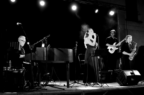 Sabato 22 novembre al Teatro Comunale di Monastero Bormida spettacolo "Chiudo gli occhi e penso a te"